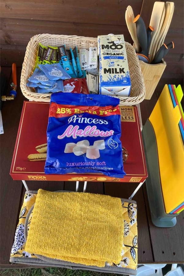 Roaches Retreat Family Glampsite, Rocky Reach Bell Tent With Outdoor Adventures And Campfire Nights Upper Hulme エクステリア 写真