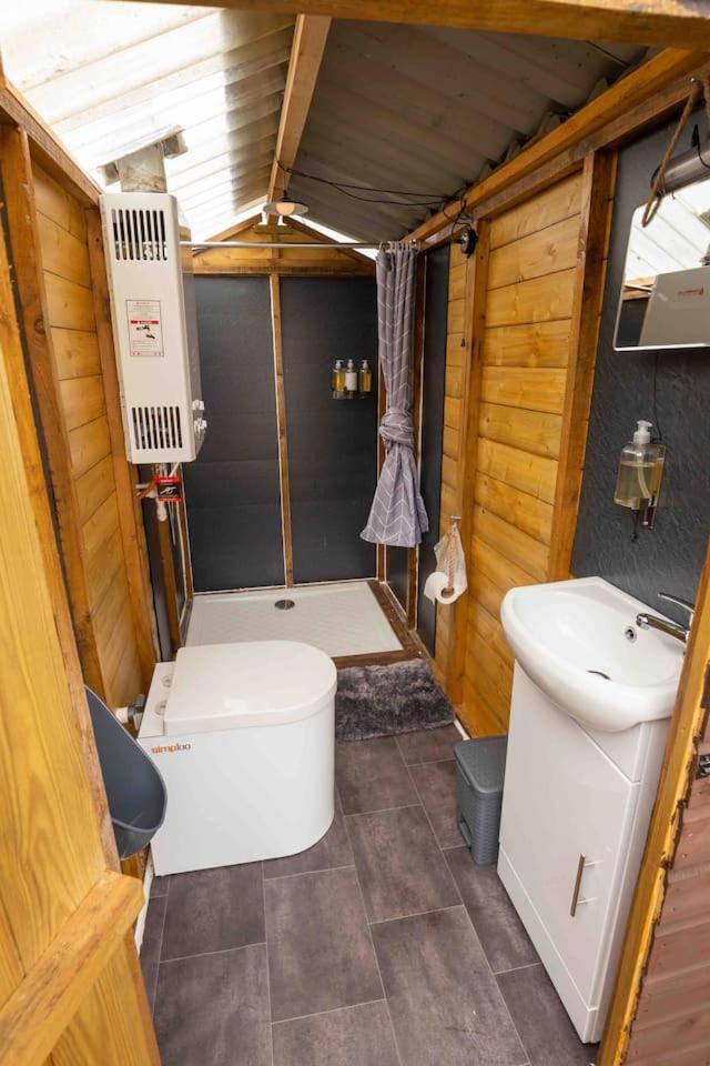 Roaches Retreat Family Glampsite, Rocky Reach Bell Tent With Outdoor Adventures And Campfire Nights Upper Hulme エクステリア 写真