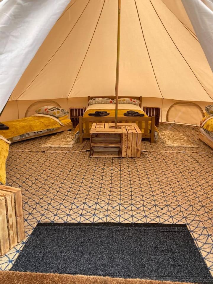 Roaches Retreat Family Glampsite, Rocky Reach Bell Tent With Outdoor Adventures And Campfire Nights Upper Hulme エクステリア 写真