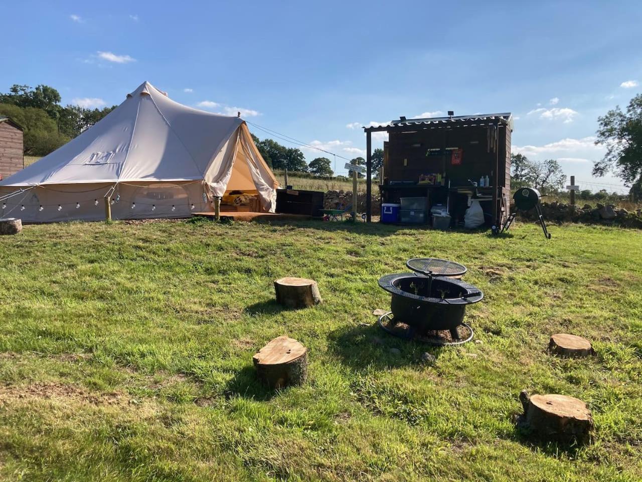 Roaches Retreat Family Glampsite, Rocky Reach Bell Tent With Outdoor Adventures And Campfire Nights Upper Hulme エクステリア 写真