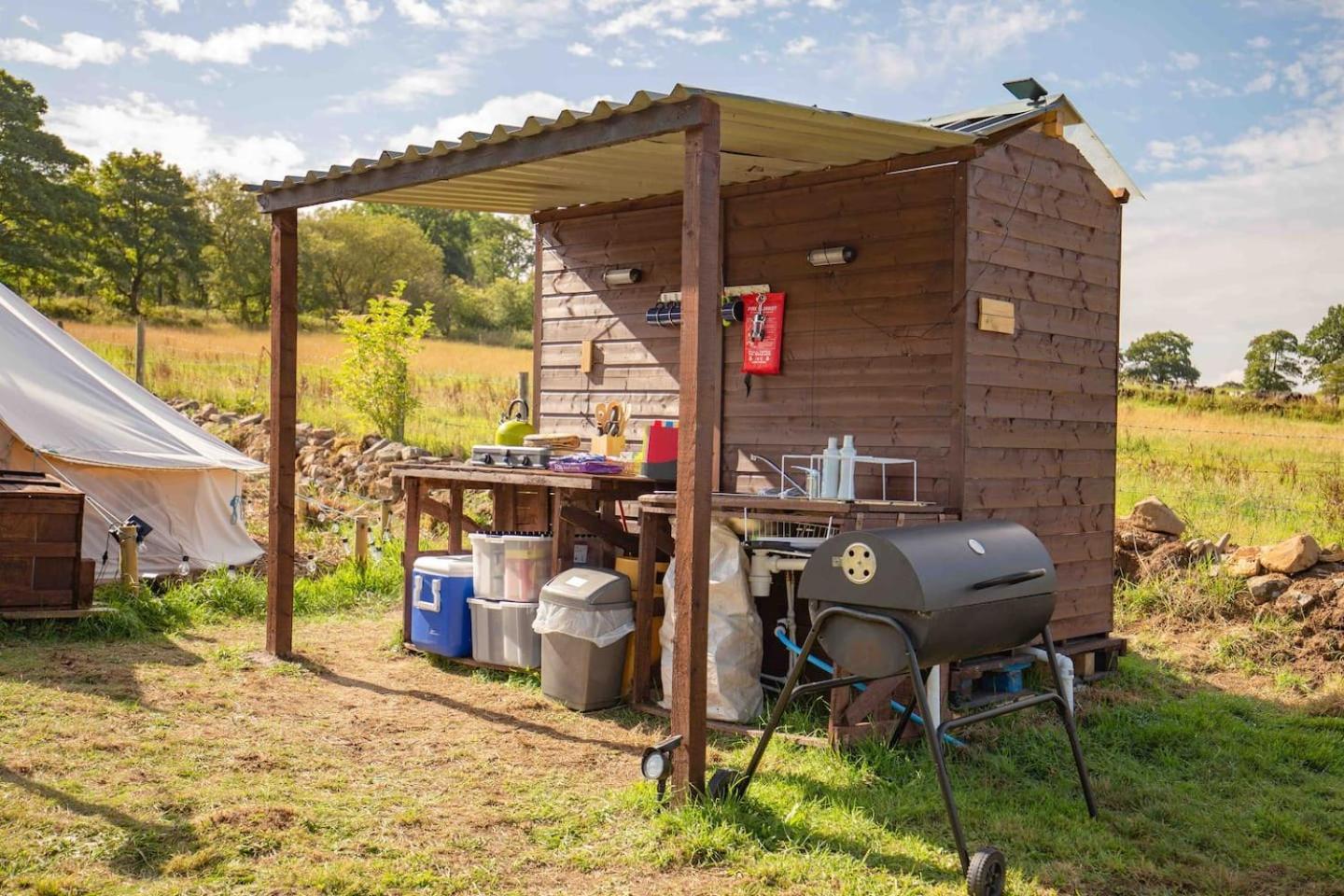Roaches Retreat Family Glampsite, Rocky Reach Bell Tent With Outdoor Adventures And Campfire Nights Upper Hulme エクステリア 写真