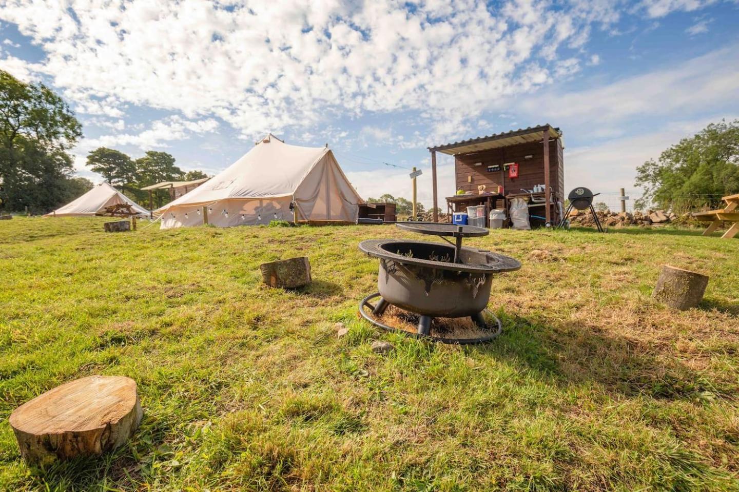 Roaches Retreat Family Glampsite, Rocky Reach Bell Tent With Outdoor Adventures And Campfire Nights Upper Hulme エクステリア 写真
